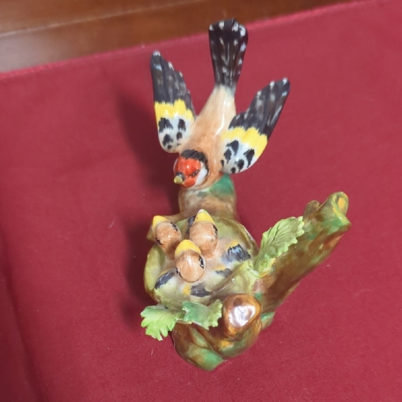Royal Doulton Goldfinch with Nest Figurine – Designed by J.T. Jones Vintage Porc - Picture 4 of 8
